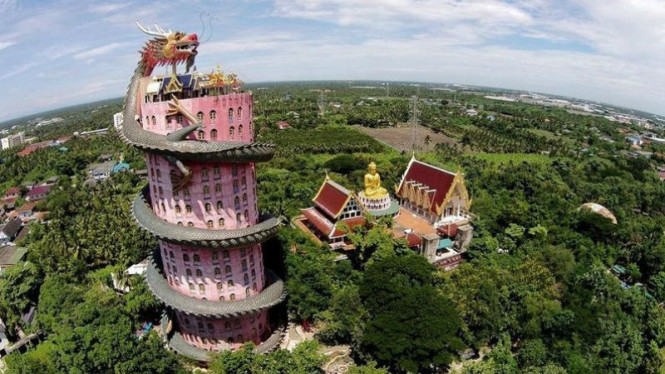 Naga Yang Melilit Kuil “Wat Samphran” Thailand