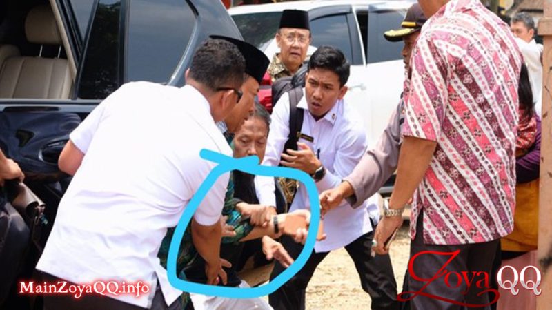 Menko Polhukam Wiranto Di Tusuk Oleh OTK!!