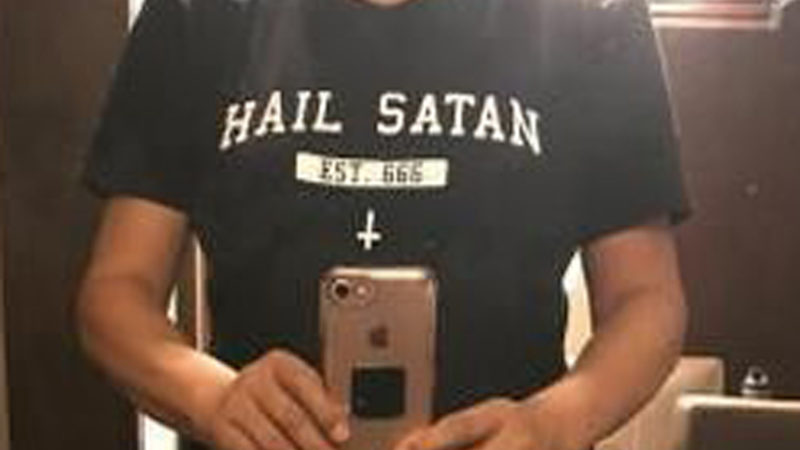 Baju Bertuliskan ‘Hail Satan’ Jadi Masalah Di Pesawat