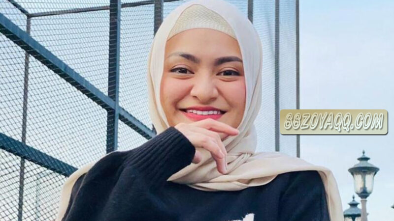 Gaya Hijab Nathalie Holscher yang Baru Jadi Mualaf