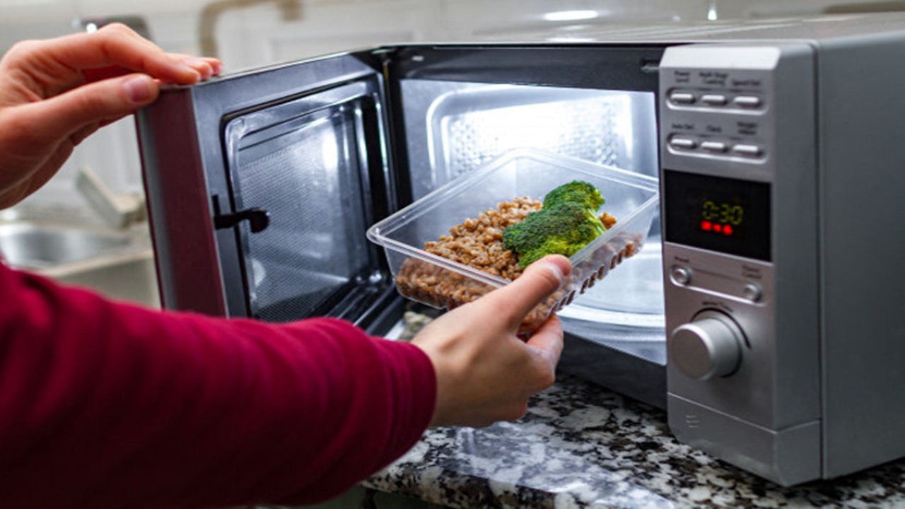 Adanya 4 Makanan Dilarang Panaskan Pada Microwave